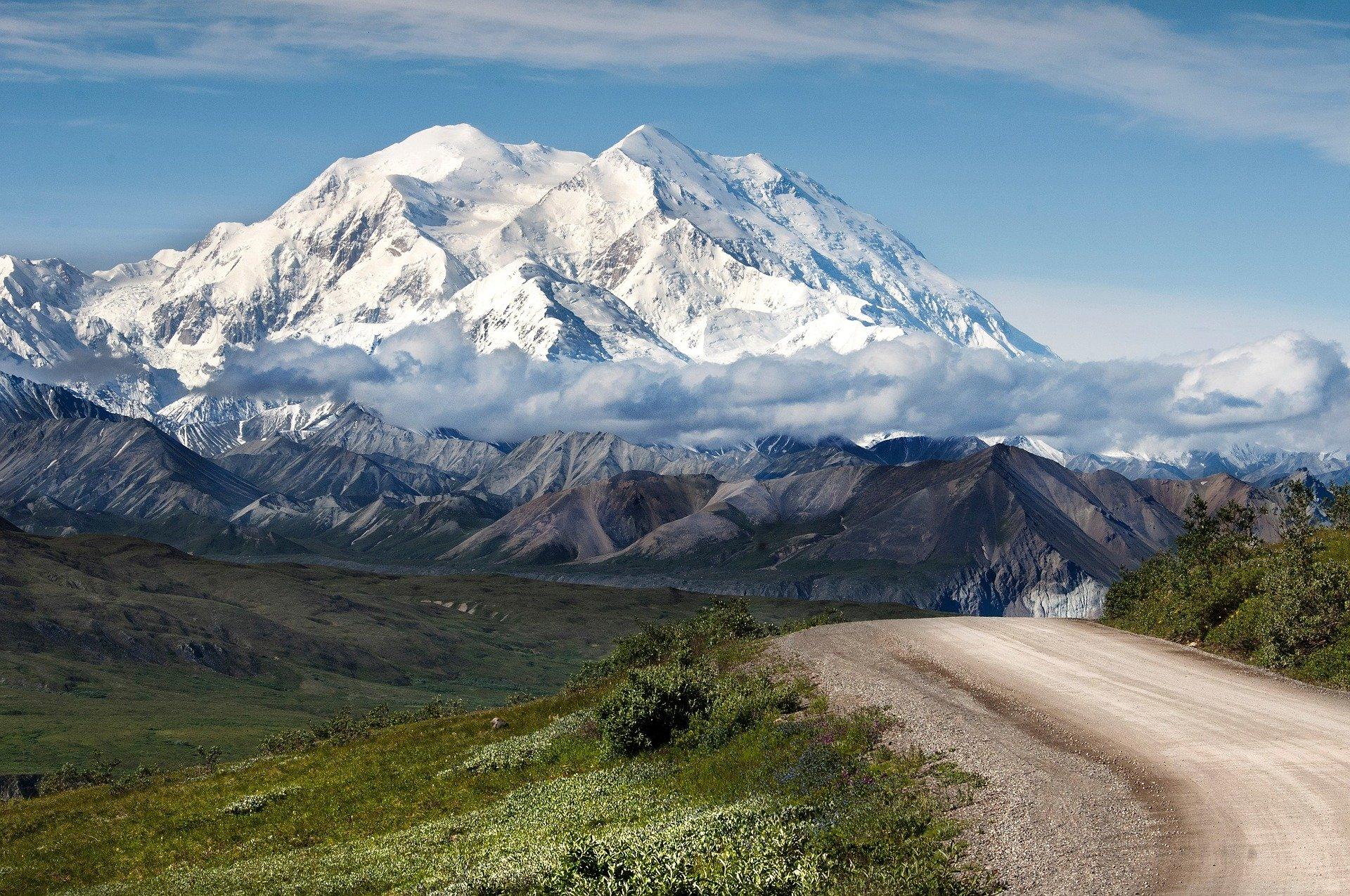 Visiting Alaska? 5 Must-See Destinations for Your Family Vacation - Snow covered mountain
