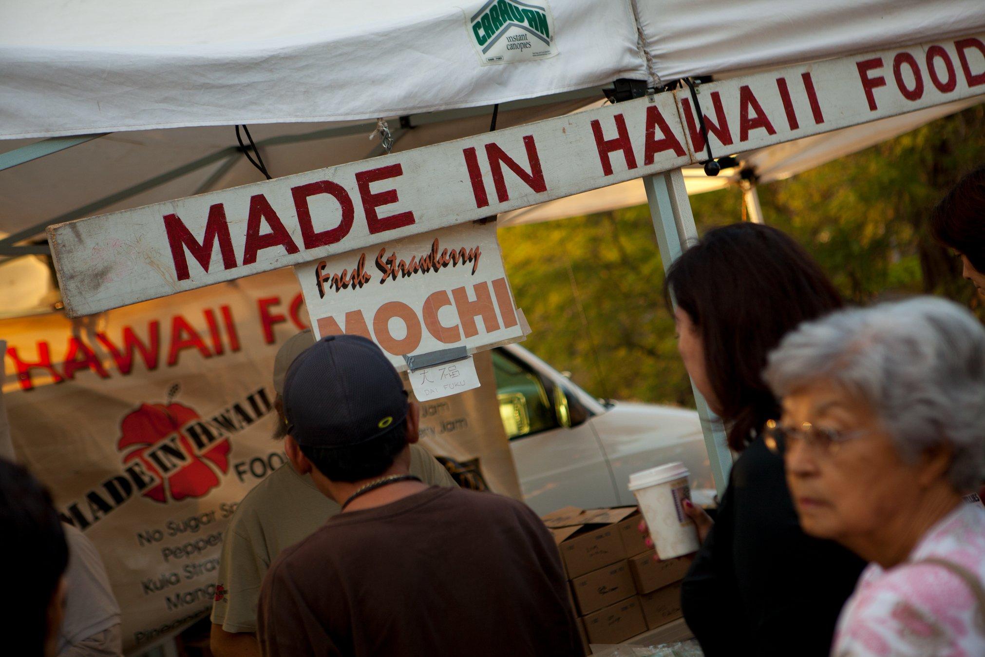Which Hawaiian Island is Perfect for Your Family Vacation? - Hawaiian food vendor