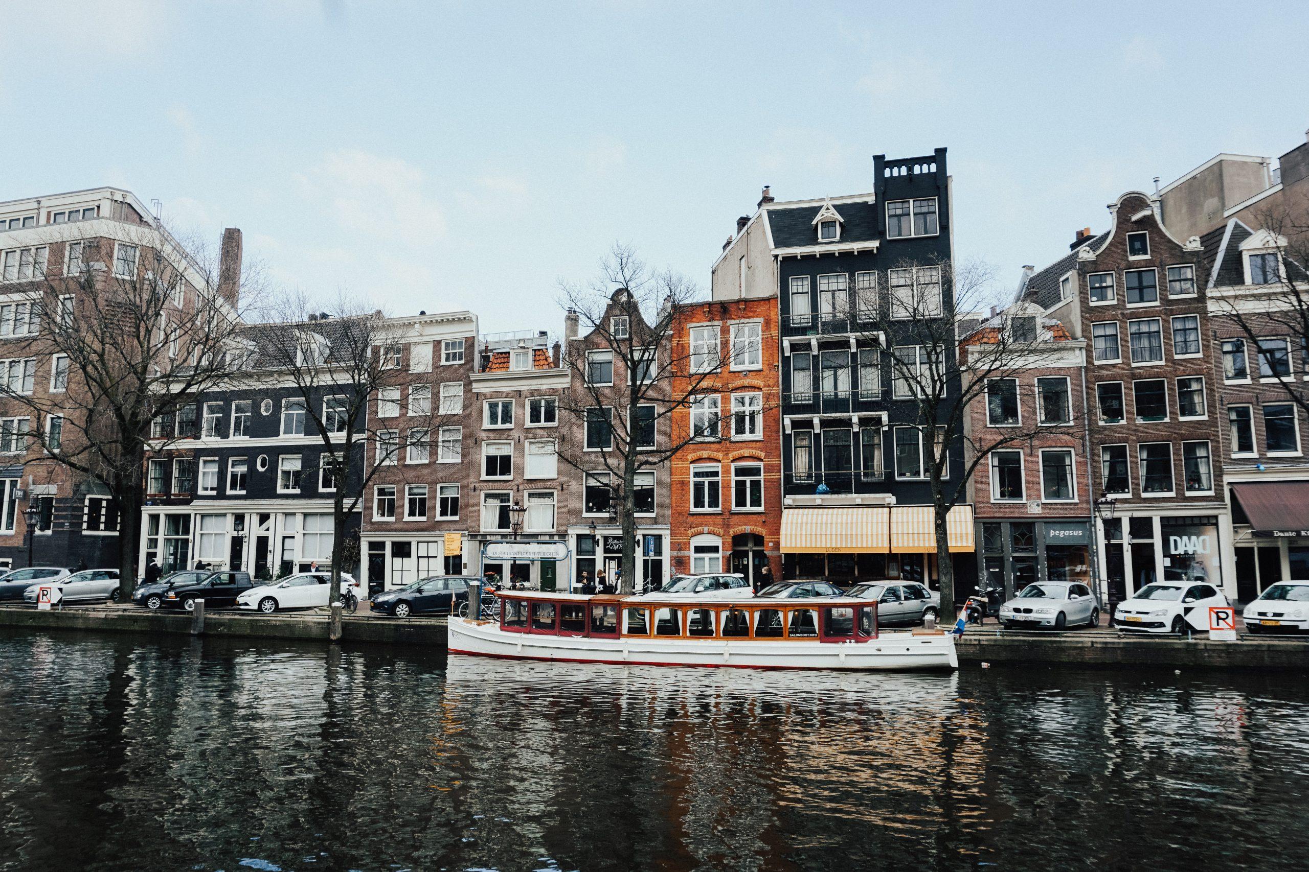 Amsterdam Canals: Everything to Know for Your Family Vacation - Houses in Amsterdam