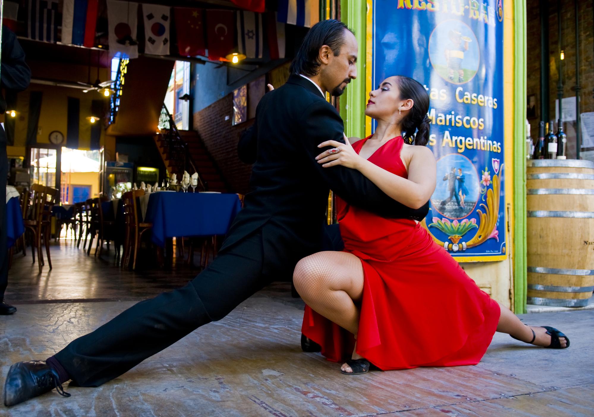 couple in doing the tango in Buenos Aires