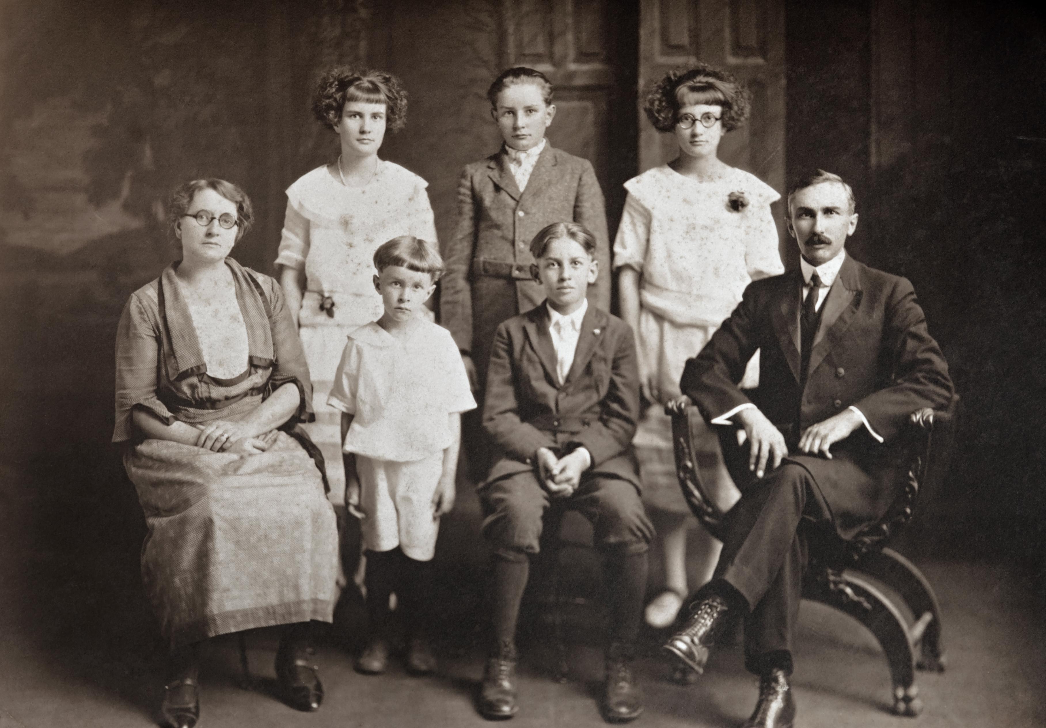 Best Things to Do in Branson During a Family Vacation - Old Fashioned Family Photo